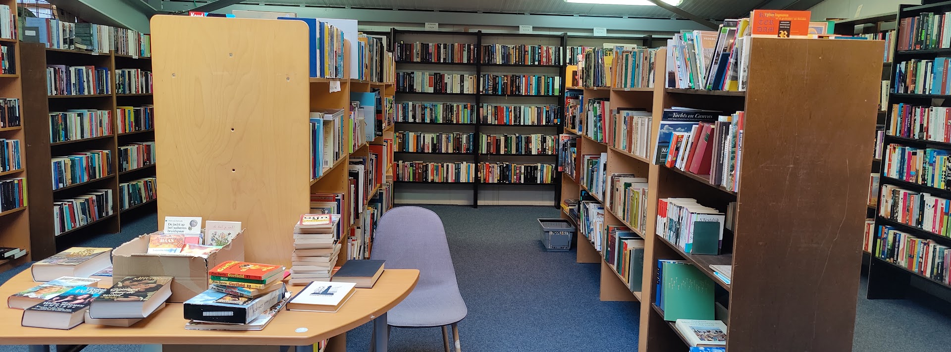 Boekenkast met tweedehands boeken in de winkel