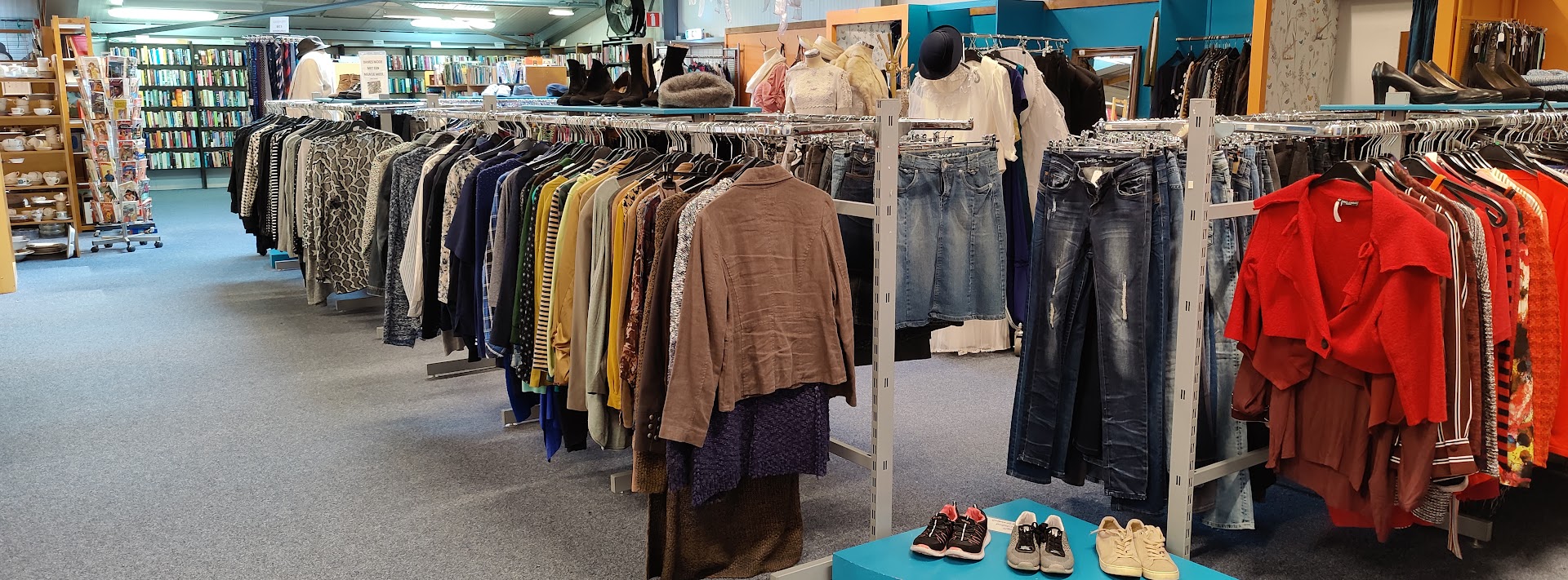 Kledingrek met tweedehands kleding in de winkel